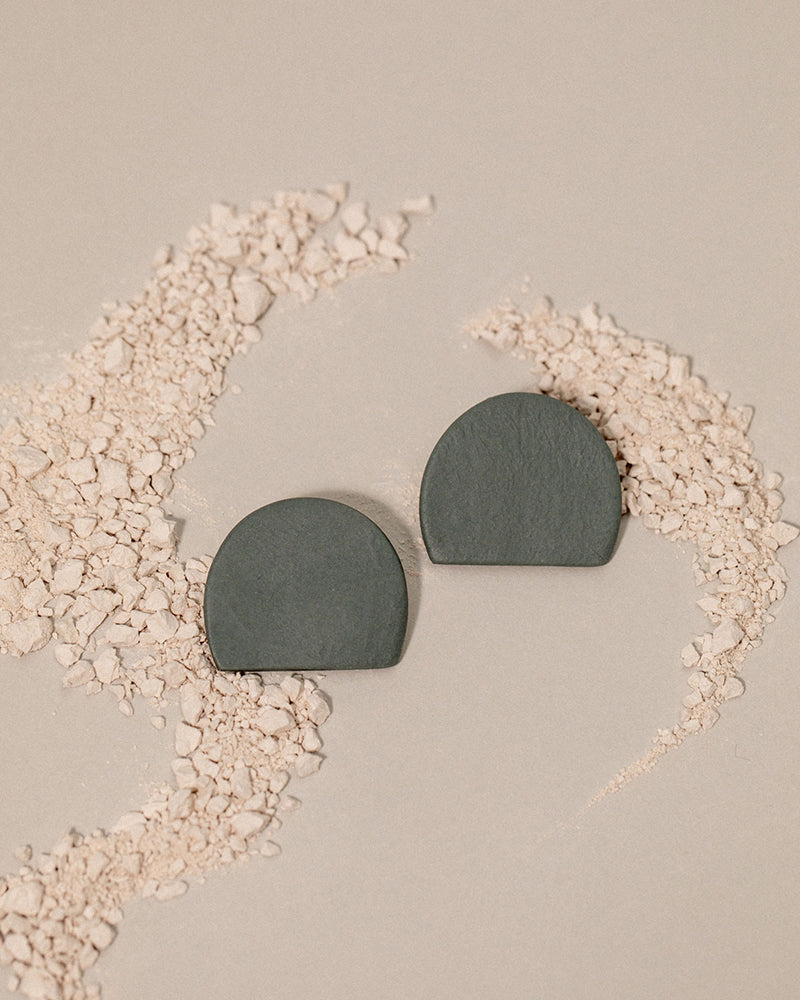 MARIA-TORNE-pendientes-porcelana-gris, materiales sostenibles, materiales reciclados