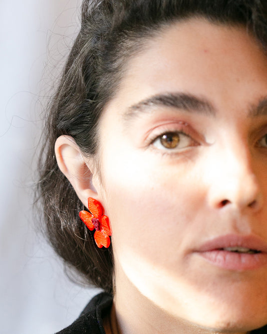 Pendientes “Ama Pola” impresos en 3d color rojo con forma de amapola, Base del pendiente acero quirúrgico, hipoalergénico. estampados originales, accesorios coloridos