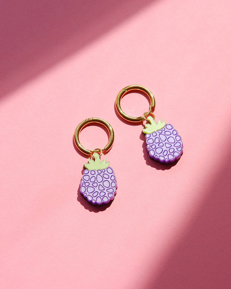 Pendientes Mitumi con forma de  mora, aro dorado, diseño divertido, moda española