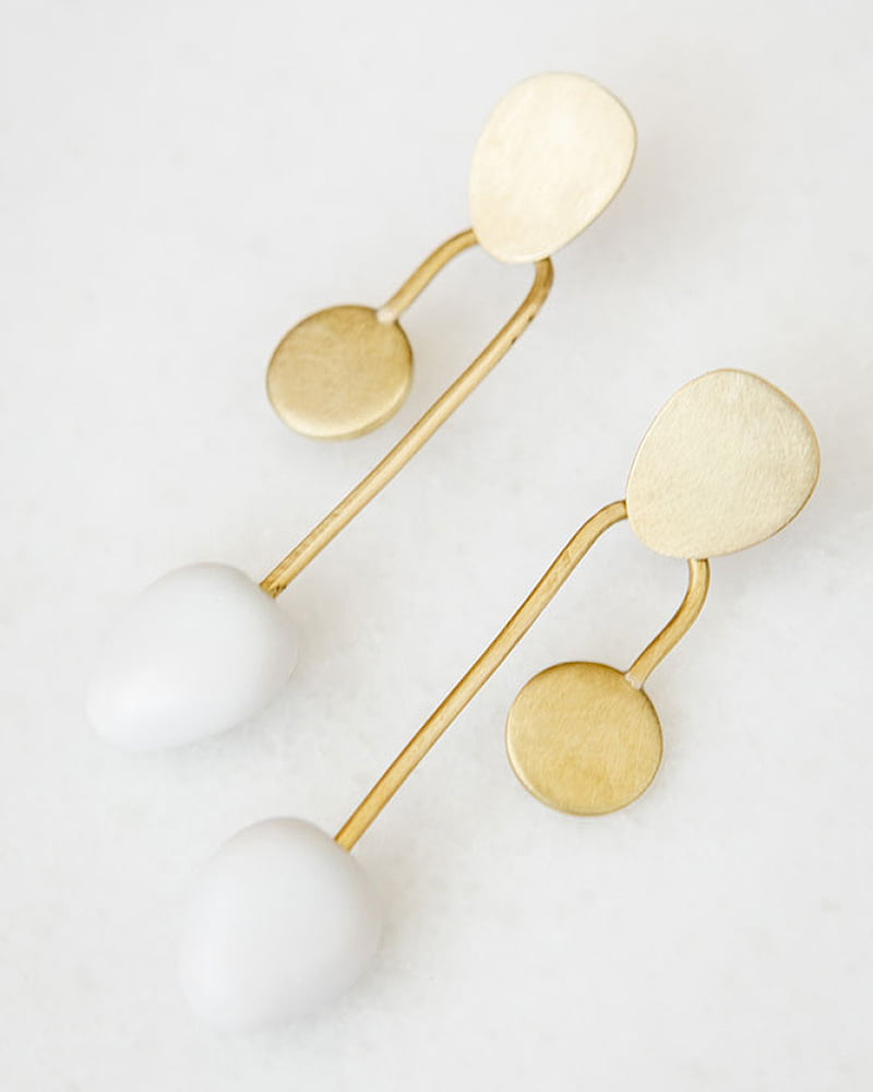 Pendientes Calder blanco MARÍA TORNÉ, Pendientes con movimiento pendular, colores claros. De porcelana esmaltada acabado mate, tiendas en Madrid, series limitadas