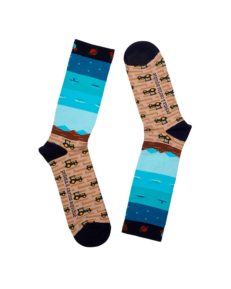 Calcetines multicolor Carlos Aquilué - peSeta, azul con planetas, distintos tonos de celeste simulando el mar y marron claro con tractores estampados, moda original, estampados originales