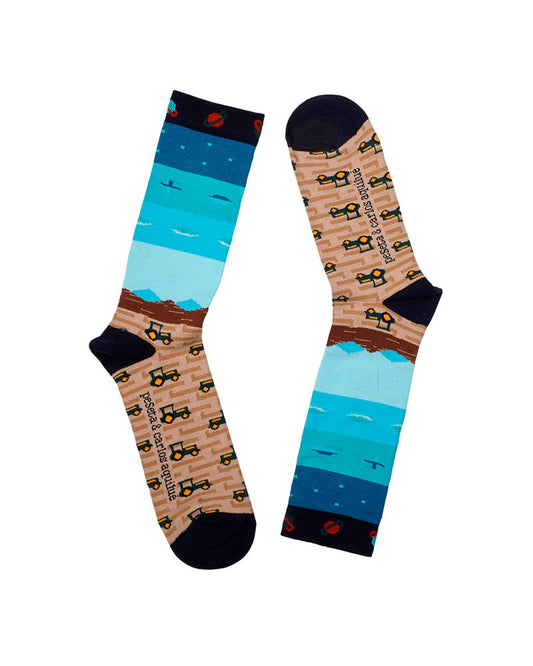 Calcetines multicolor Carlos Aquilué - peSeta, azul con planetas, distintos tonos de celeste simulando el mar y marron claro con tractores estampados, moda original, estampados originales