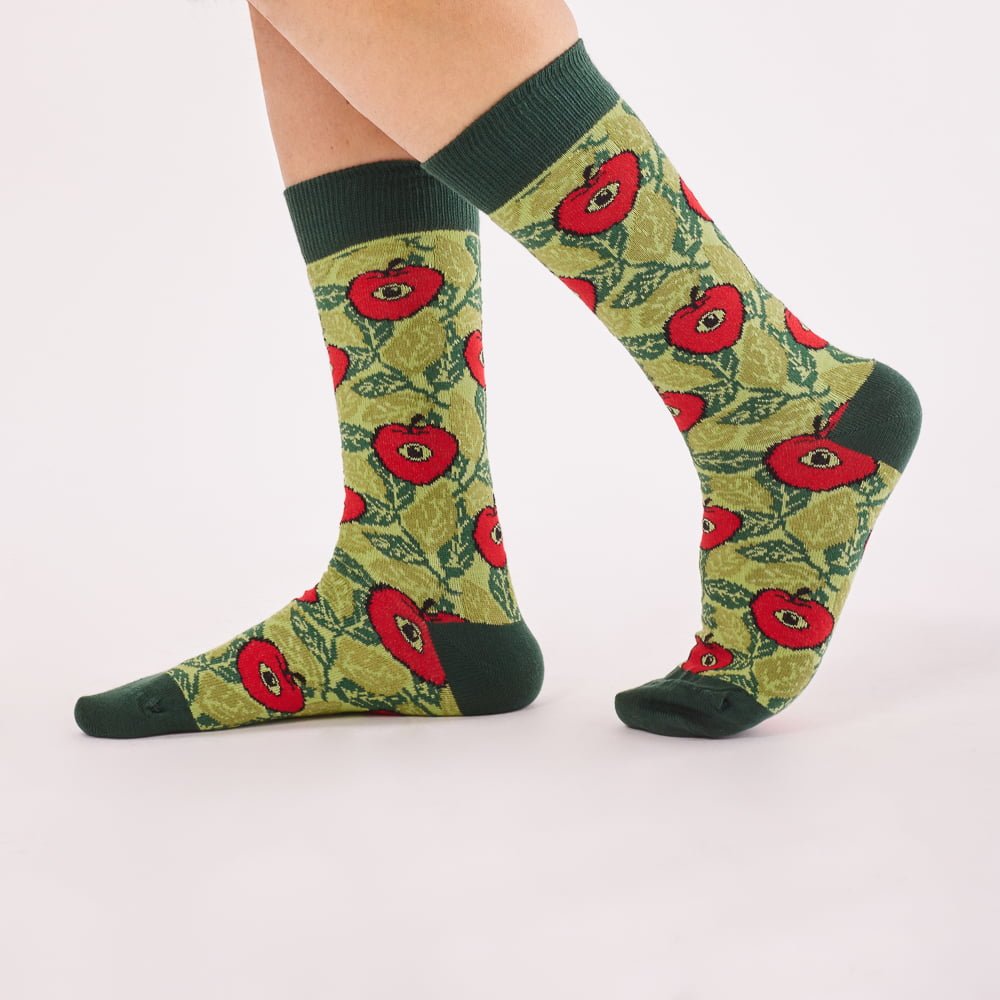 calcetines Rubenimichi - peSeta, color verde oscuro con estampado de manzanas con ojo y hojas, sobre un fondo verde claro moda responsable,