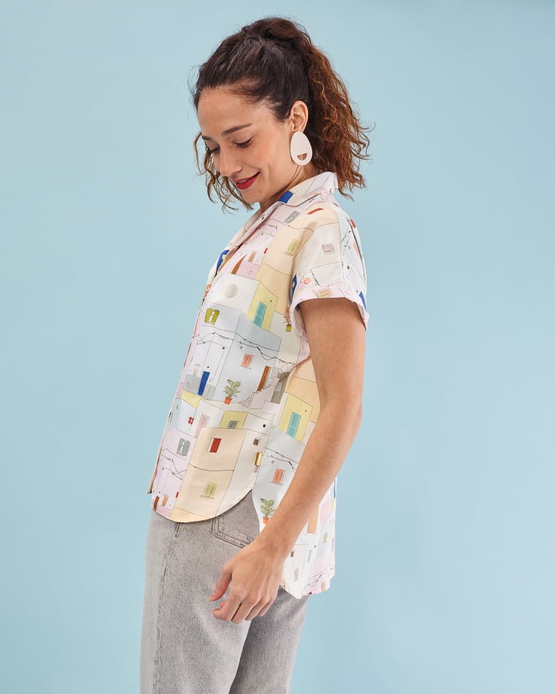 Camisa illán estampado Fachadas con corte suelto, cuello amplio y manga corta japonesa. Bajo ligeramente asimétrico. 100% algodón satinado. Hecha en España