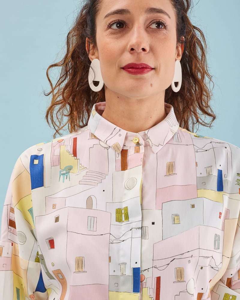 Camisa amplia multitalla estampada Laviana. Print en tonos claros. Talla única 36-44. Botones ocultos para llevar cerrada o abierta. Hecho en España