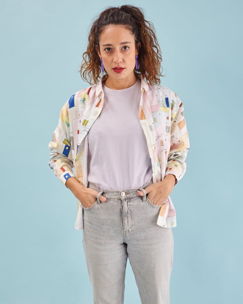 Camisa amplia multitalla estampada Laviana. Print en tonos claros. Talla única 36-44. Botones ocultos para llevar cerrada o abierta. Hecho en España