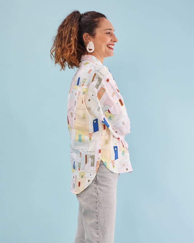 Camisa amplia multitalla estampada Laviana. Print en tonos claros. Talla única 36-44. Botones ocultos para llevar cerrada o abierta. Hecho en España