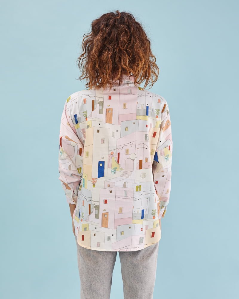 Camisa amplia multitalla estampada Laviana. Print en tonos claros. Talla única 36-44. Botones ocultos para llevar cerrada o abierta. Hecho en España