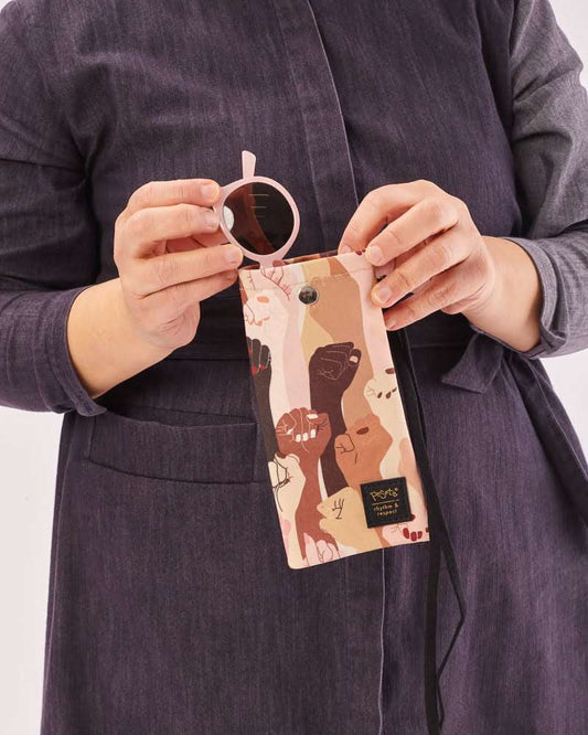 Funda de gafas o móvil con estampado original hecha de tejidos de botellas recicladas, estampado Pieles, diseño original de puños en alza con pieles de todos los tonos, moda sostenible