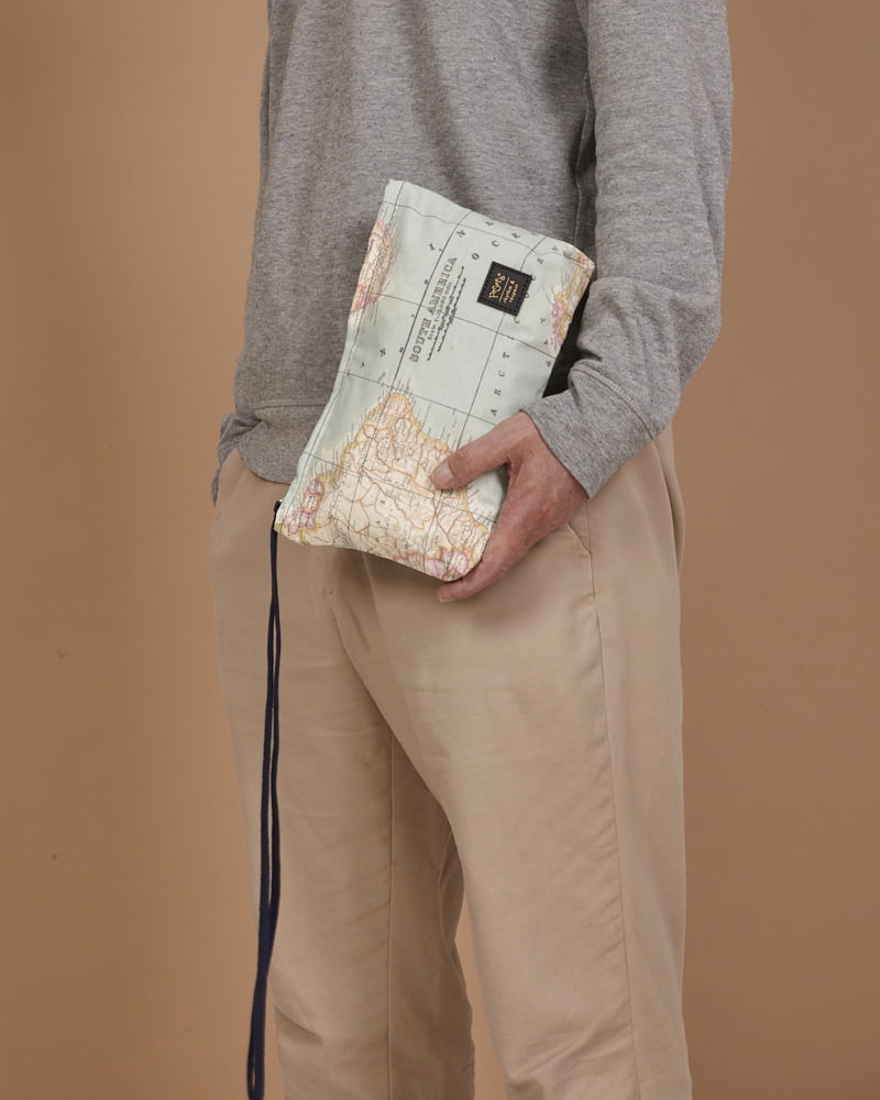 Bolsin neceser mapa, bolso para maquillaje materiales reciclados,
trama original de mapa mundi, con cordon y cierre, accesorios multifuncionales,
diseños divertidos