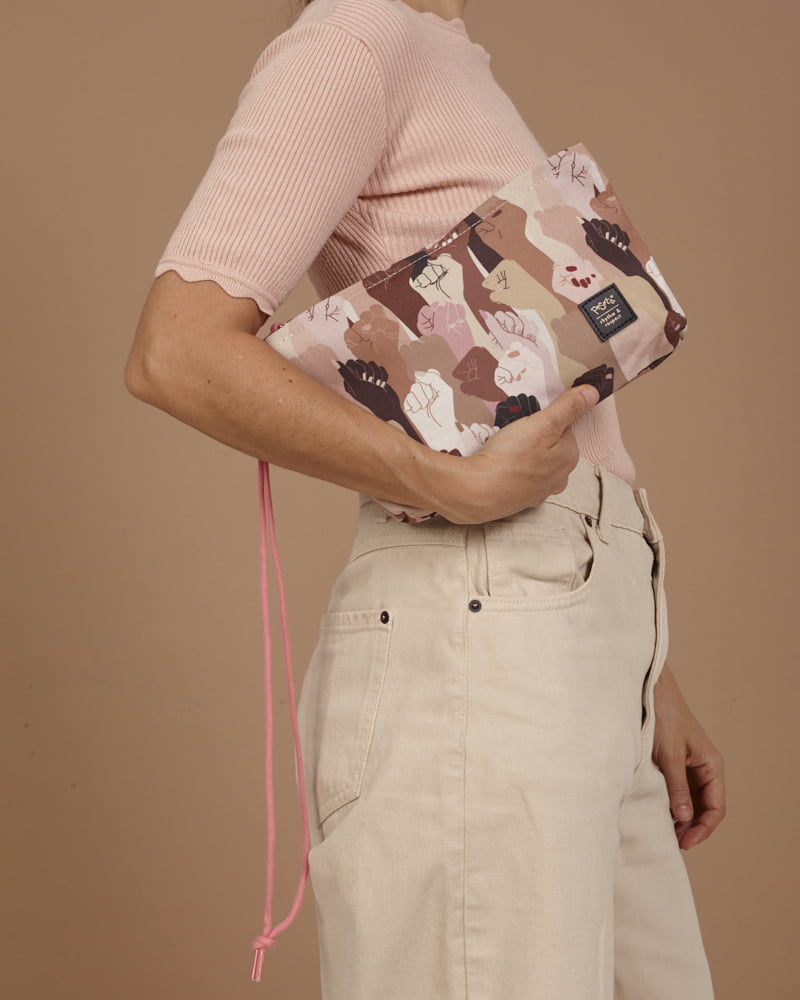 bolsin-neceser-pieles, bolso de maquillaje con estampado original de puños en alza de piel de todos los colores, con cierre y cordón, materiales reciclados, accesorios multifuncionales