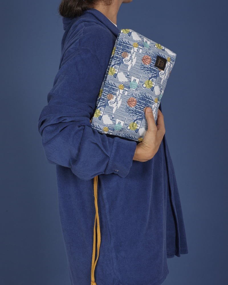 peseta-PET-BOLSO-NECESER-tinyhouse, bolsin para maquillaje con estampado original con rayas y casa pequeñas en bosques, en azul blanco y detalles rojos, materiales reciclados, accesorios multifuncionales