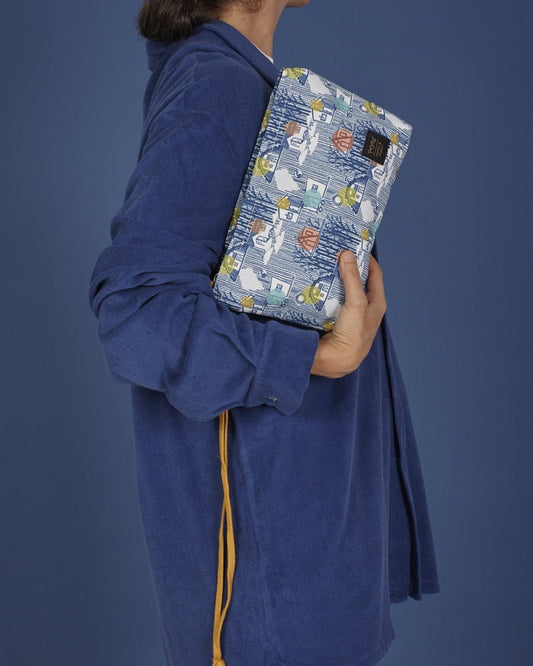 peseta-PET-BOLSO-NECESER-tinyhouse, bolsin para maquillaje con estampado original con rayas y casa pequeñas en bosques, en azul blanco y detalles rojos, materiales reciclados, accesorios multifuncionales