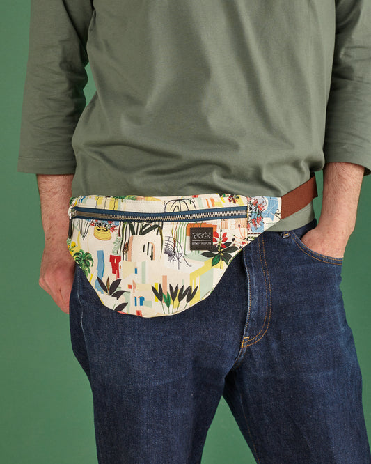 bolso-riñonera- con cierre delantero, cinta regulable, estampado original botánico sobre un fondo blanco, moda lentita, moda española, marca unisex