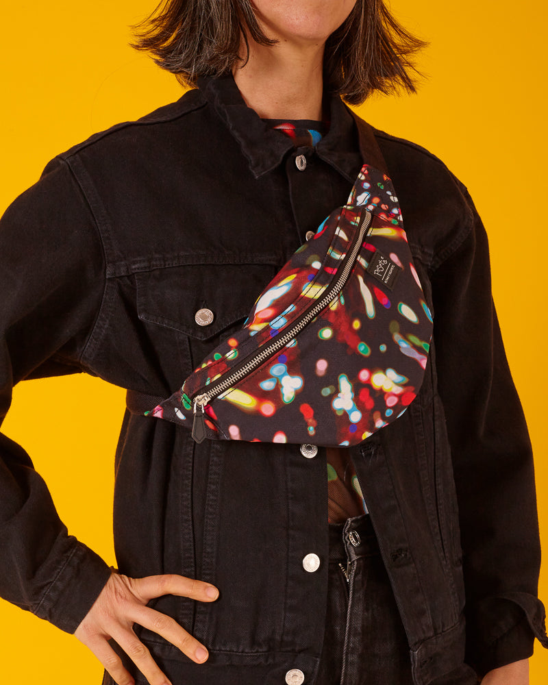 bolso-riñonera lux con cierre delantero, cinta regulable, estampado original de luces en movimiento colorido, moda lentita, moda española, marca unisex