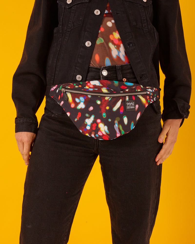 bolso-riñonera lux con cierre delantero, cinta regulable, estampado original de luces en movimiento colorido, moda lentita, moda española, marca unisex