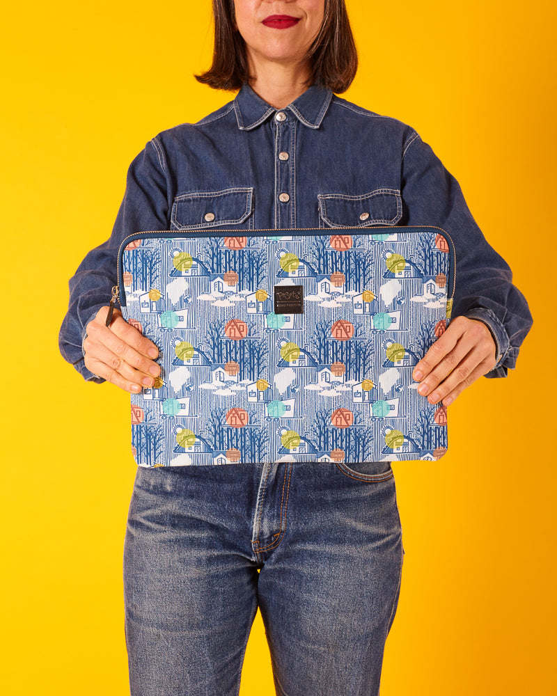 Funda de laptop 13" con estampado original hecha de tejidos de botellas recicladas, estampado Tiny Houses, diseño original de casas pequeñas sobre un fondo azul con rayitas, moda sostenible