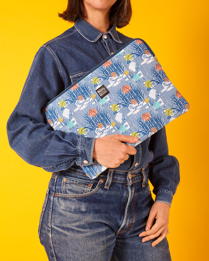 Funda de laptop 13" con estampado original hecha de tejidos de botellas recicladas, estampado Tiny Houses, diseño original de casas pequeñas sobre un fondo azul con rayitas, moda sostenible