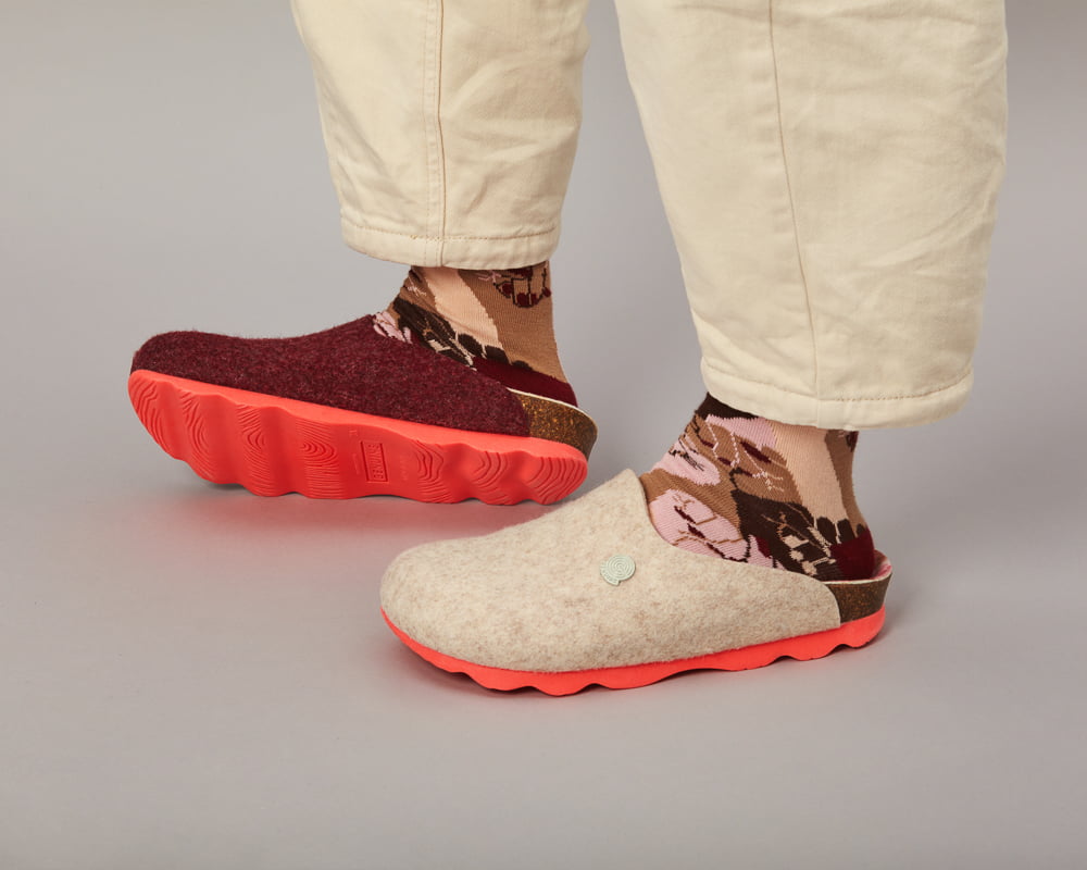 Zuecos coloridos asimétricos reciclados GENUINS x peSeta. #ecofriendly #animalfree PETA vegan approved. Zapatillas hechas en España. Producción sostenible.