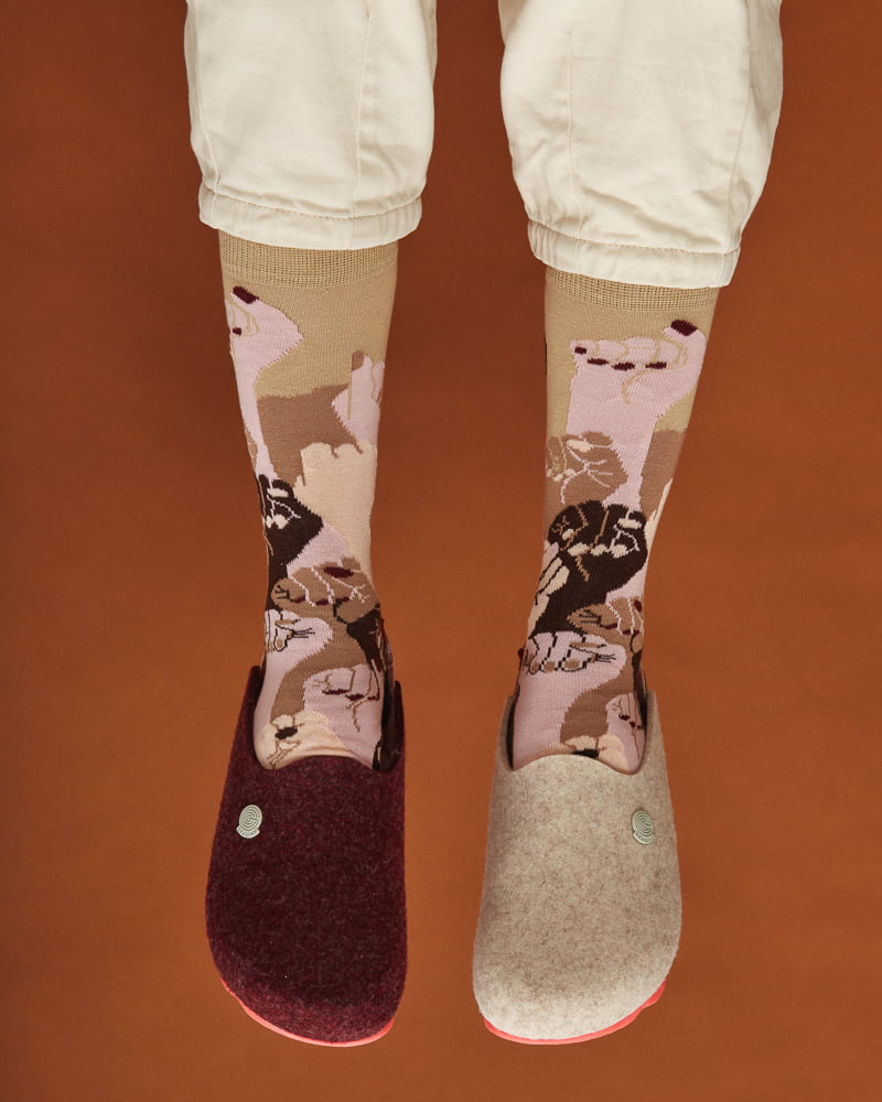Zuecos coloridos asimétricos reciclados GENUINS x peSeta. #ecofriendly #animalfree PETA vegan approved. Zapatillas hechas en España. Producción sostenible.