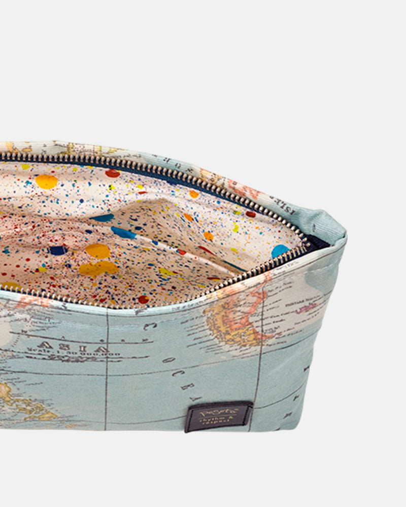 Bolsin neceser mapa, bolso para maquillaje materiales reciclados,
trama original de mapa mundi, con forro claro de puntos de muchos colores, con cordon y cierre, accesorios multifuncionales,
diseños divertidos