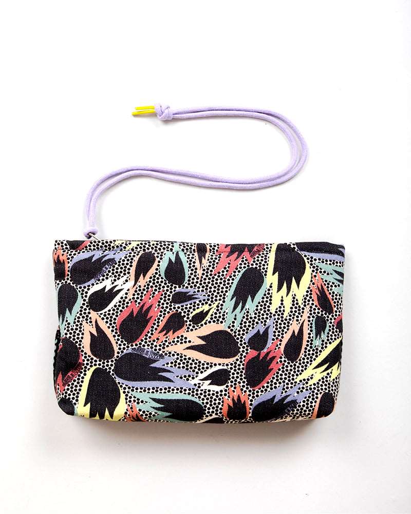 Bolsín neceser Brava x peSeta neceser llamas de colores, bolso de maquillaje, estampado original con llamas en colores sobre fondo blanco y negro en puntos. moda sostenible, hecho en España, producción local