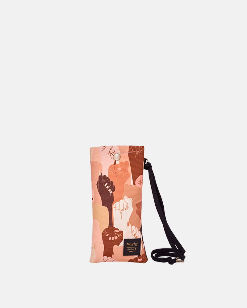 Funda de gafas o móvil con estampado original hecha de tejidos de botellas recicladas, estampado Pieles, diseño original de puños en alza con pieles de todos los tonos, moda sostenible