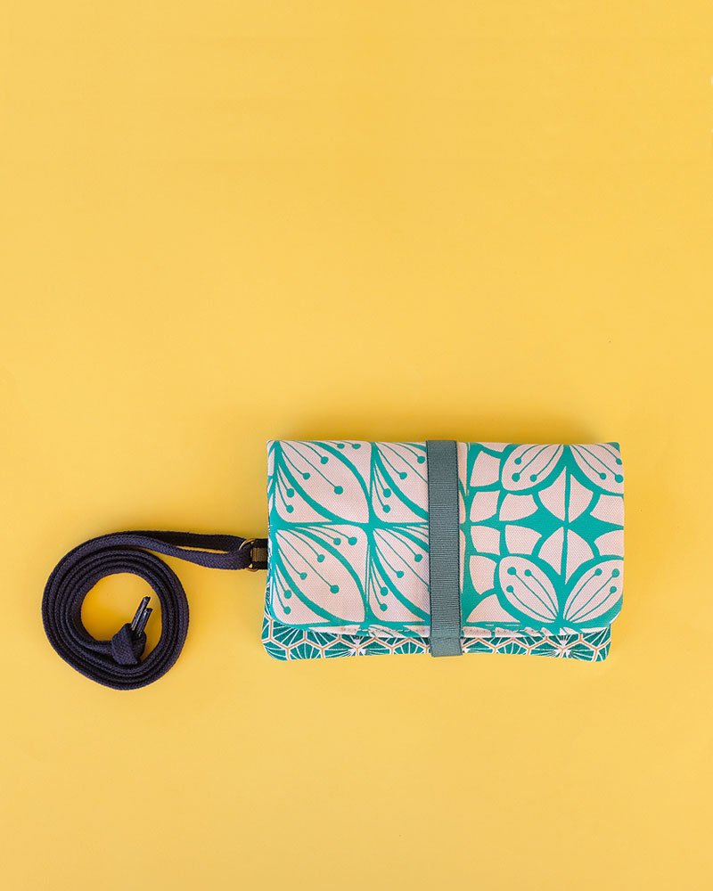 Billetera de mujer de telas. Combinaciones florales. Serie limitada. Cierre elástico. Hecha en España en talleres locales.