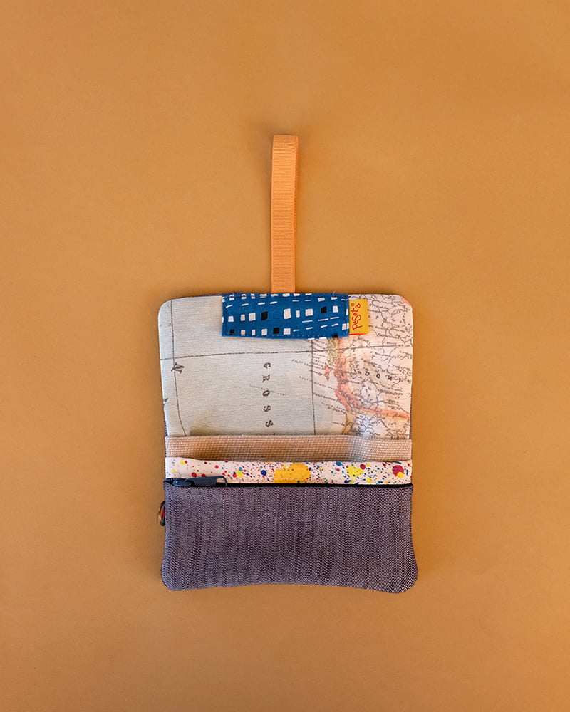 Pasaportera cartera estampada. Serie limitada con combinación de telas del mundo. Hecha en España.
