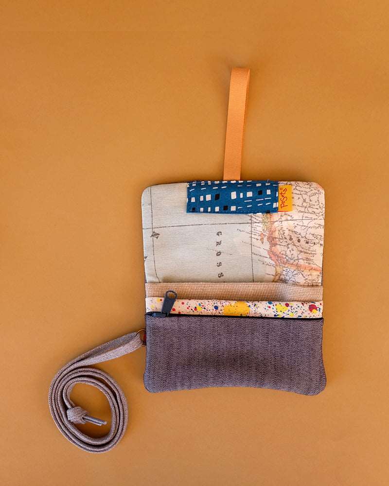 Pasaportera cartera estampada. Serie limitada con combinación de telas del mundo. Hecha en España.