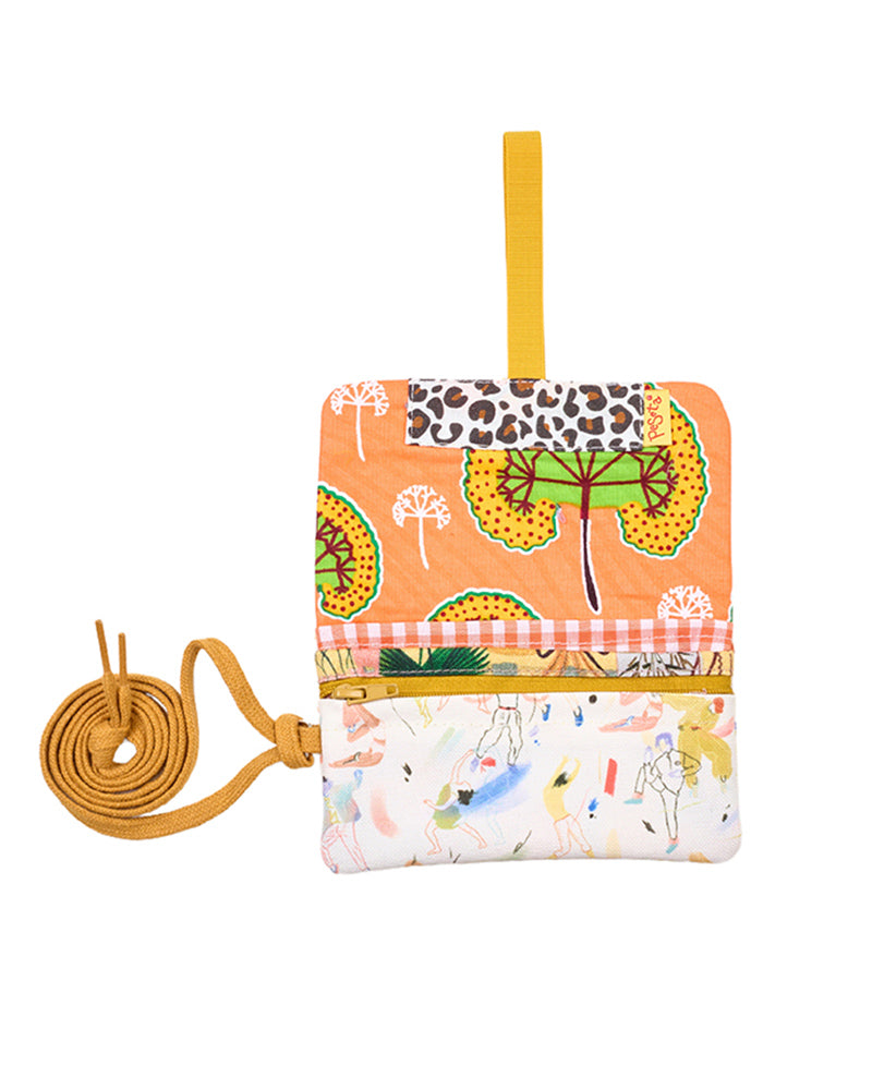 pasaportera o cartera con cierre elástico tres compartimentos interiores se cierra con goma elástica, estampado original colorido destacando el amarillo, accesorios originales, accesorios funcionales