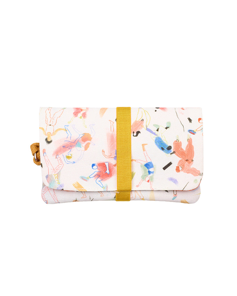 pasaportera o cartera con cierre elástico tres compartimentos interiores se cierra con goma elástica, estampado original colorido, accesorios originales, accesorios funcionales