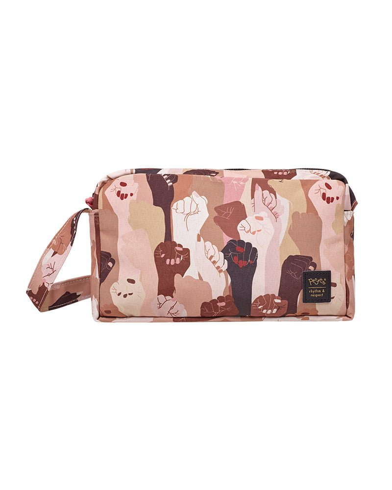 Bolso bandolera con asa regulable y compartimentos interiores. Estampado con un diseño de manos en alza de pieles de todos los tonos, moda lentita, moda española, moda femenina