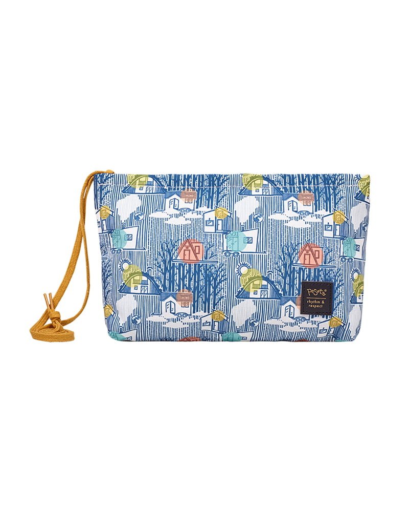peseta-PET-BOLSO-NECESER-tinyhouse, bolsin para maquillaje con estampado original con rayas y casa pequeñas en bosques, en azul blanco y detalles rojos, materiales reciclados, accesorios multifuncionales