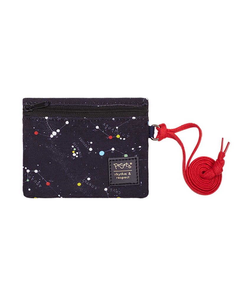peSeta-PET-cartera-peq-espacialf, Carterita pequeña pero ultra versátil.
Cada modelo es casi único por la disposición del estampado.
estampado galactico con constelaciones coloridas sobre fondo negro, marca unisex,
regalos