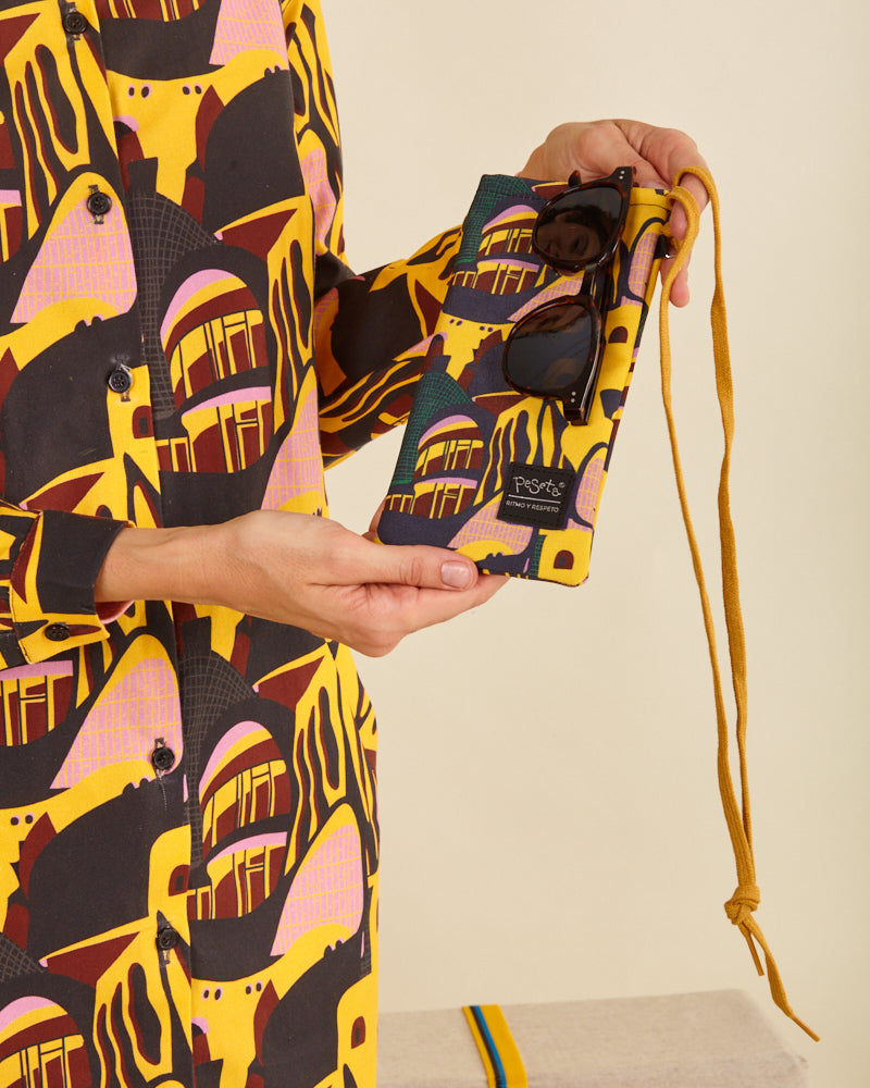 Funda de gafas o móvil con estampado original hecha de tejidos de botellas recicladas, estampado Terremoto, diseño original de colores combinado en tono tierra, moda sostenible