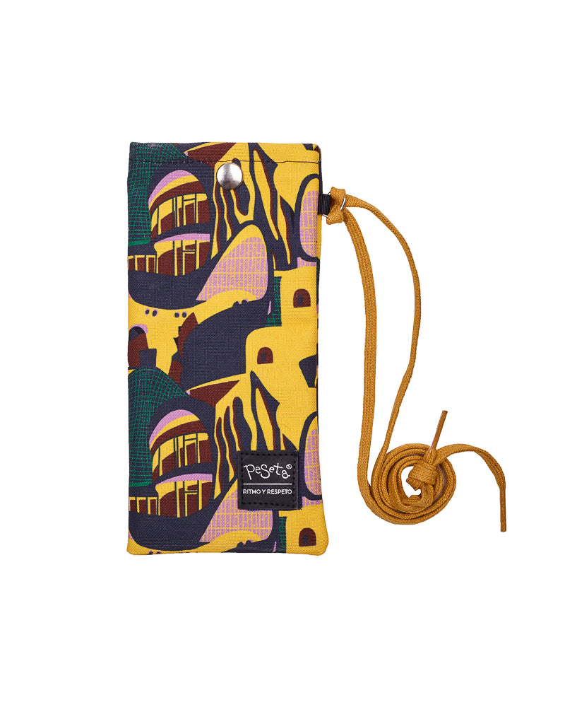 Funda de gafas o móvil con estampado original hecha de tejidos de botellas recicladas, estampado Terremoto, diseño original de colores combinado en tono tierra, moda sostenible
