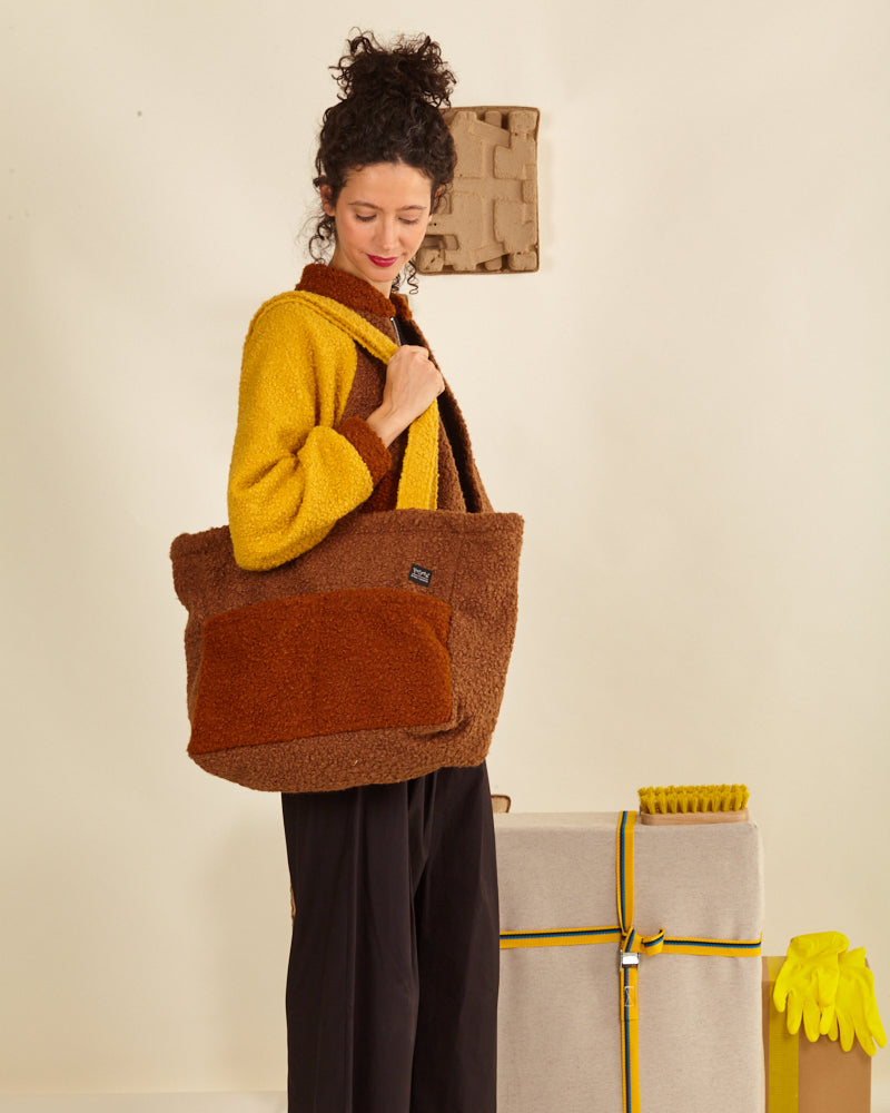 Bolso Bomba marrón, bolso tipo saco, Las asas son de cuerda de escalada, super resistentes y de color super intenso.
Dos bolsillos exteriores con y sin cremallera y un gran bolsillo interior.
El forro lleva nuestro estampado Terremoto de la colección Desastre Sensorial. materiales reciclados, accesorios multifuncionales