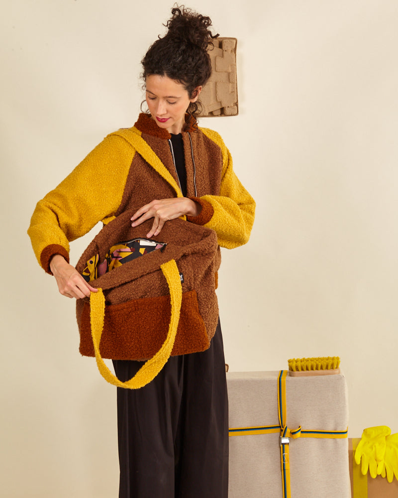 Bolso Bomba marrón, bolso tipo saco, Las asas son de cuerda de escalada, super resistentes y de color super intenso.
Dos bolsillos exteriores con y sin cremallera y un gran bolsillo interior.
El forro lleva nuestro estampado Terremoto de la colección Desastre Sensorial. materiales reciclados, accesorios multifuncionales