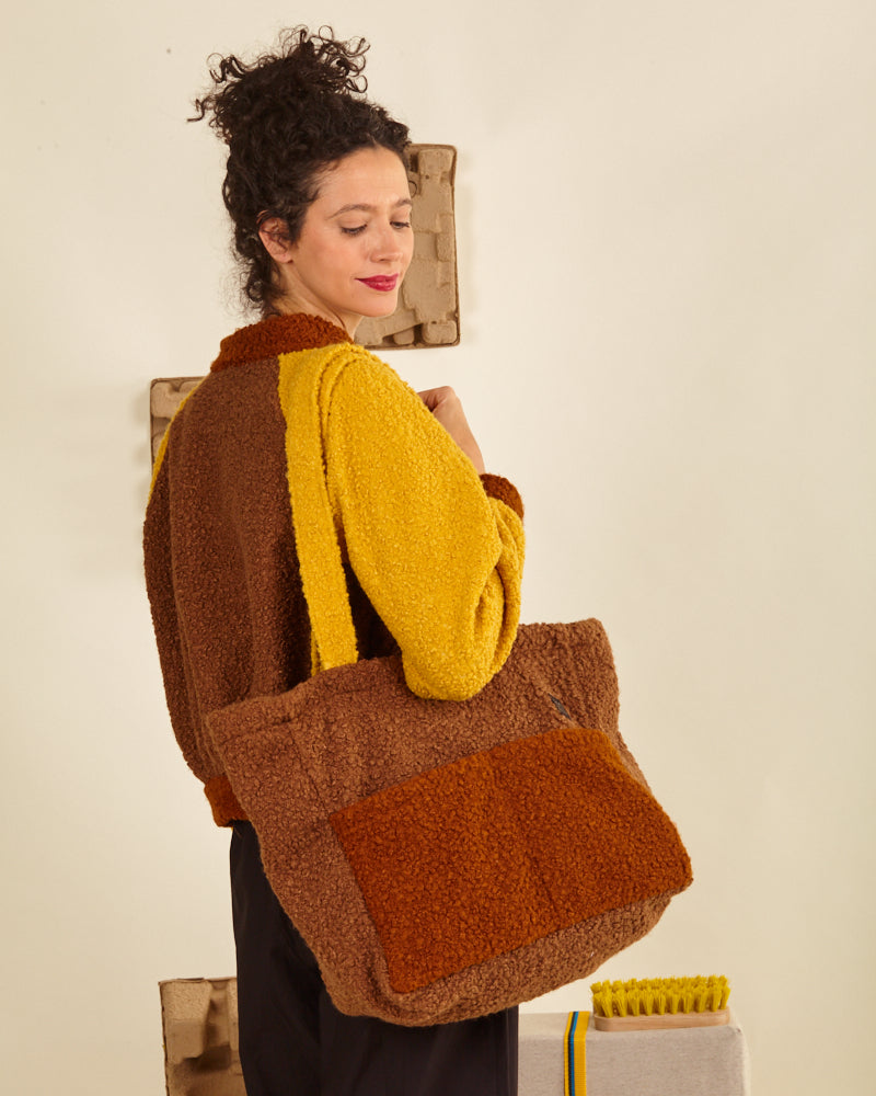 Bolso Bomba marrón, bolso tipo saco, Las asas son de cuerda de escalada, super resistentes y de color super intenso.
Dos bolsillos exteriores con y sin cremallera y un gran bolsillo interior.
El forro lleva nuestro estampado Terremoto de la colección Desastre Sensorial. materiales reciclados, accesorios multifuncionales