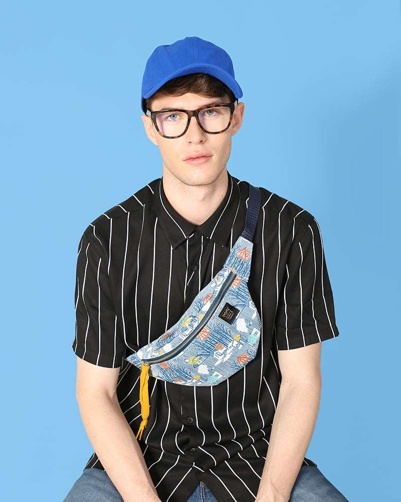 bolso-riñonera TinyHouses con cierre delantero, cinta regulable, estampado original de casas pequeñas sobre un fondo azul con rayitas , moda lentita, moda española, marca unisex