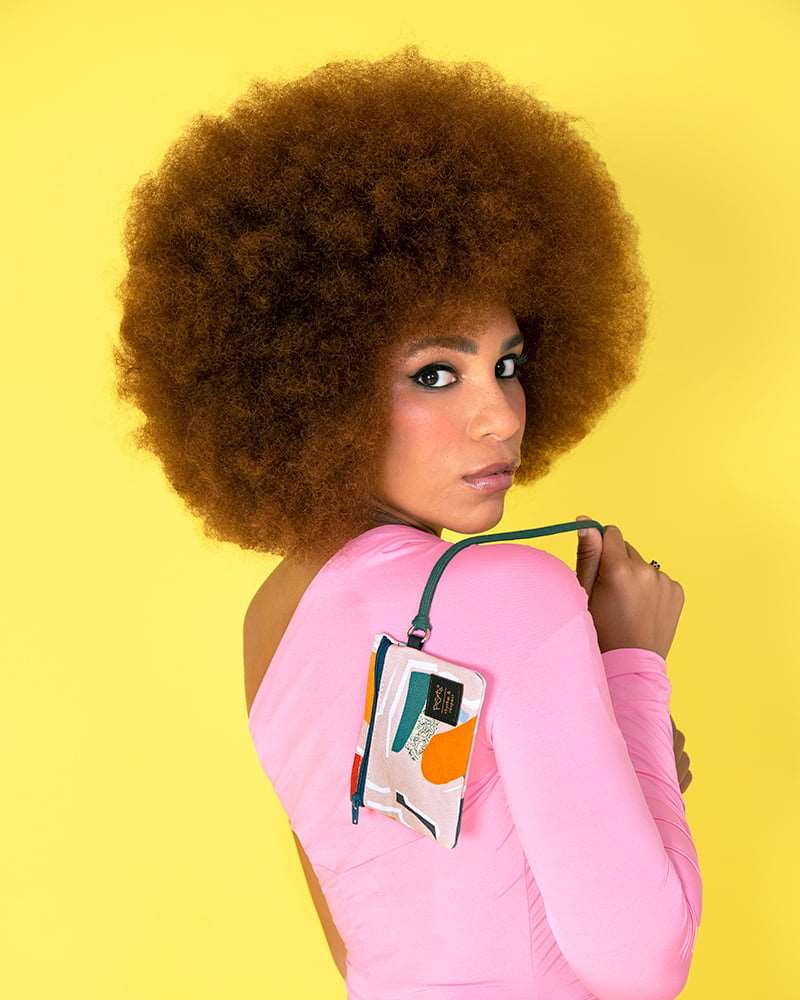 peSeta-PET-cartera-peq-collage, Carterita pequeña pero ultra versátil.
Cada modelo es casi único por la disposición del estampado.
estampado collage de formas de diferentes colores sobre rosa, moda femenina, marca unisex,
regalos