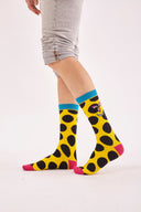 CALCETINESNANO4814, color amarillo con lunares negro, detalles celeste y rojo, moda sostenible, hecho en España, producción local