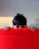 Calcetines rosas Nuria Mora - peSeta, detalles en violeta y negro, estampado de rombos violetas con distinto relleno y fondo rosa y marron claro, accesorios coloridos, accesorios originales