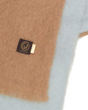 bufanda bicolor beige y gris, ligereza, calidez, brillo y suavidad, accesorios originales, accesorios funcionales