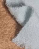 bufanda bicolor beige y gris, ligereza, calidez, brillo y suavidad, accesorios originales, accesorios funcionales