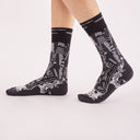 Calcetines Didac Alcaraz - peSeta, diseños divertidos negro y blanco, estampado edificios y paisaje, moda original, estampados originales tallas reales, ropa favorecedora, Estilo sostenible Madrid.