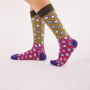 Calcetines rosas Nuria Mora - peSeta, detalles en violeta y negro, estampado de rombos violetas con distinto relleno y fondo rosa y marron claro, accesorios coloridos, accesorios originales