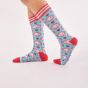 Calcetines Olaya "Axolotes" Pedrayes - peSeta, detalles en rojo con rayas blancas, estampado de axolotes, corazones con fondo celeste, producción local, moda responsable