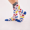 Calcetines Pete Florentini - peSeta, diseño colorido azul rojo y amarillo en fondo blanco, producción local, moda responsable